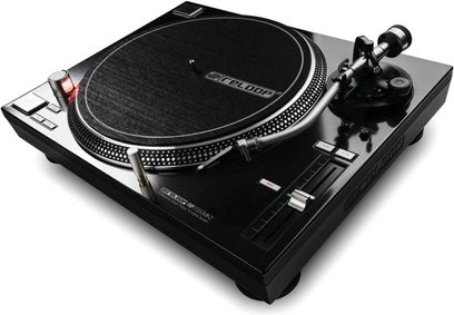 Gramofonové desky Reloop RP 7000 MK2 v černé barvě, pohled shora, černý talíř, rameno, ovládací prvky a konektory na zadní straně