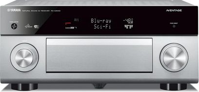 Yamaha RX-A2040 titano namų kino stiprintuvas, priekinis vaizdas, mėlynas ekranas, du sidabriniai sukamieji rankenėlės, pilkos metalizuotos priekinės dalies išvaizda