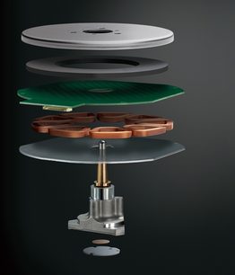 Čierna hi-fi gramofónová doska Technics SL-100CEG-K, rozložený pohľad na rôzne mechanické časti na čiernom pozadí