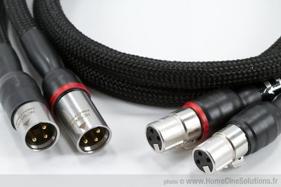 Sort XLR-lydkabel med sølvfarvede og røde XLR-stik, tæt flettet, nærbillede af kabelenderne