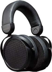 Hifiman HE400i 2020 izdevuma atvērtā tipa hifi austiņas, ar melniem apaļiem pārveidotājiem, melnu ādas galvas stīpu un ausīšu spilventiņiem, skats no priekšpuses