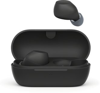 Sony WF-C710N fekete, mat plasztik felületű, vezeték nélküli fülhallgató, nyitott töltőtok front nézetben, az egyik fülhallgató a tokban, a másik pedig felette lebeg, diszkrét LED fény a tok elején