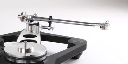 Rameno pro gramofon Rega RB3000, pohled ze tří čtvrtin, stříbrné kovové rameno, černá základna, stříbrný kruhový talíř