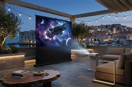 Écran de projection extérieur avec vidéoprojecteur sur terrasse de toit face à un port au crépuscule