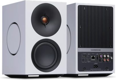 Cambridge Audio L/R M witte draadloze luidsprekers, voor- en achteraanzicht met ronde drivers en aansluitpaneel
