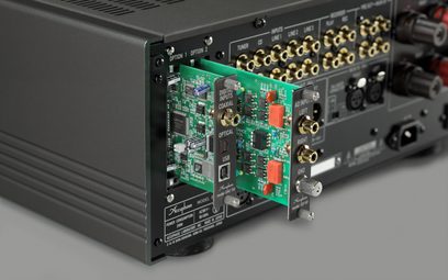 Accuphase AD-60 udvidelseskort indsat i en elektronisk enhed, set bagfra, forgyldte stik, grønne printkort