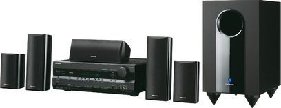 Onkyo HT-S5105 hjemmebiografsystem bestående af en receiver, 5 satellithøjttalere, en subwoofer og en fjernbetjening
