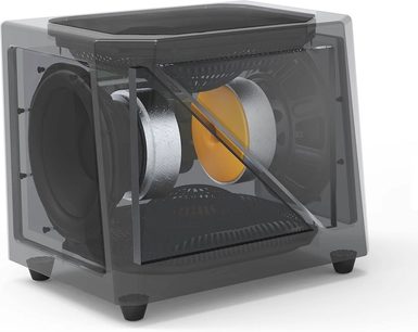 GoldenEar SuperSub X mørkegrå basreflekshøjttaler, set fra forsiden i perspektiv, med gul højttaler synlig gennem den sorte gitterbeklædning