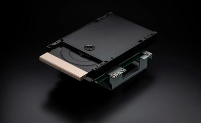 Marantz SA-12SE sort CD-afspiller, set oppefra i perspektiv, lukket skuffe, frontpanel med display og knapper