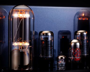 Nærbilde forfra av Cayin Jazz 100 svart integrert rørforsterker, med glødende gjennomsiktige glassrør montert på sort metallchassis, dominerende 805A-rør og synlige små 6SN7- og 6JC6-rør