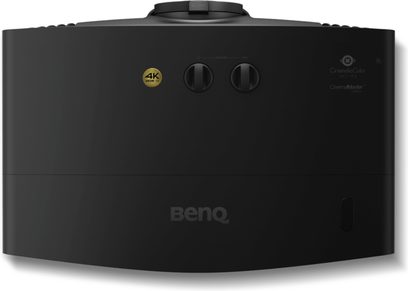 Benq W5700 sort videoprojektor, frontvisning, 2 justeringsknapper, 4K HDR-logo, centreret linse