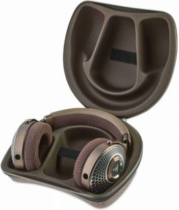 Åben hi-fi hovedtelefon Focal Clear MG, brun og grå farve, set forfra og fra siden i den hårde transporttaske