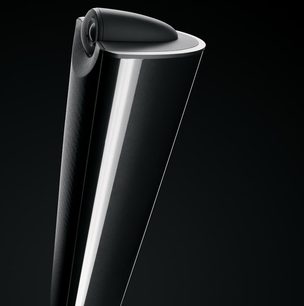Bowers & Wilkins XT8 sort gulvhøjttaler, set fra siden, blank overflade, afsmalnende konisk form, sølvfarvet diskanthøjttaler øverst