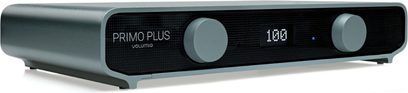 Lecteur audio réseau Volumio Primo Plus gris, façade noire à deux larges boutons, écran numérique central et voyant bleu
