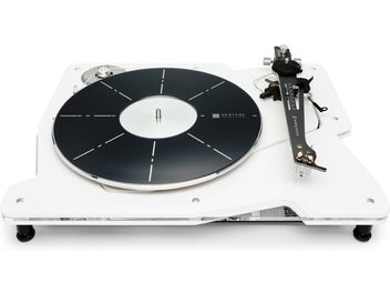 Hi-fi gramofón Vertere Acoustics Pack DGX Sabre biely z akrylu, pohľad z troch štvrtín zhora, s čiernym tanierom s bielymi značkami, rovným čiernym ramienkom a čiernymi tlmiacimi nožičkami