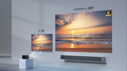 To fladskærms-tv'er, der viser en solnedgang på en strand, den ene på 75 tommer og den anden på 200 tommer, side om side