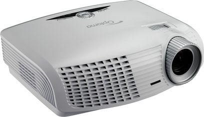 Optoma HD20 hvid projektor, set forfra i let vinklet position, ventilationsgitter, linse forskudt til højre