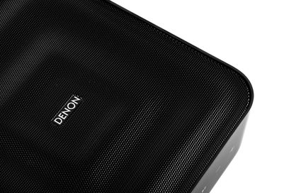 Підсилювач Denon Home Amp у стерео форматі Hi-Fi. Вид зверху. Перфорована чорна решітка. Білий логотип Denon. Закруглені краї.