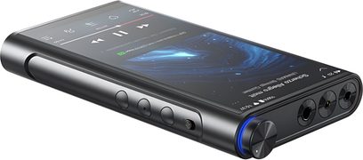 FiiO M15S audiophile-afspiller i sort aluminium, set fra forreste højre vinkel, touchskærm på fronten, sideplaceret volumenkontrol med blå LED-ring, tre sideknapper og tre hovedtelefonudgange på den nederste kant