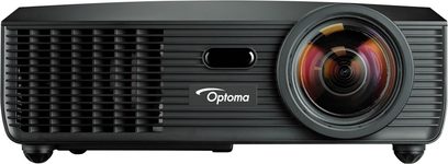 Optoma EX610ST sort videoprojektor set forfra, med objektivet forskudt til højre og ventilationsgitter til venstre