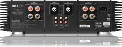 Højfidelitets effektforstærker M6s PRX med RCA- og XLR-stik, højttalerudgange, strømstik og sidefinner