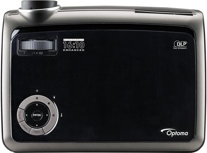 Optoma EW628 videoprojektor, set forfra, rektangulært sort kabinet, front med linse, drejeknap og "DLP Texas Instruments"-logo