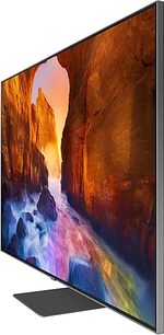 Televizor Samsung QE75Q90R zobrazující barevný abstraktní obraz v oranžových, modrých a fialových tónech na černém pozadí