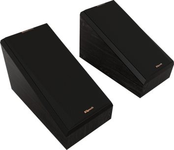 İki adet Klipsch RP-500SA II ebony 2022 siyah hoparlör, ön ve üç çeyrek arka görünüş, beyaz fon üzerinde