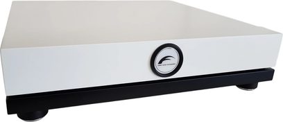 Audio-Dämpfer Franc Audio Accessories Wood Block FAT Platform weiß auf schwarzer Basis mit rundem Frontlogo
