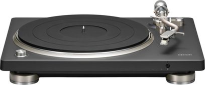 Черен грамофон Denon DP-500BT с черен диск, сребристо S-образно рамо и кръгли сребристи крачета
