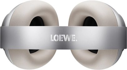 Loewe Leo Midnight Beige -hifi-kuulokkeet, alapuolelta nähtynä, hopeinen sanka ja vaaleanbeiget mustat korvatyynyt