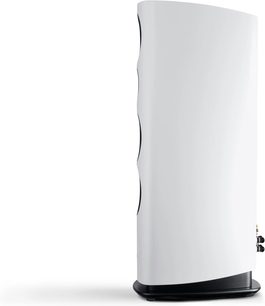 Altavoz de columna Canton Reference 5 blanco mate, vista lateral, recinto curvado sobre base negra