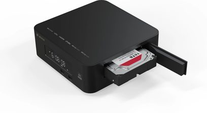 Multimediální přehrávač Zidoo Z30 Pro, pohled z úhlu, černý kryt, digitální displej, 2 USB porty, otevřený zásuvník na pevný disk