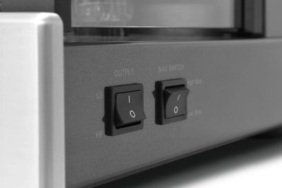 Amplificatore hi-fi PrimaLuna Evo 300 nero. Primo piano di due interruttori a bilanciere neri "Output" e "Bias Switch" su pannello grigio