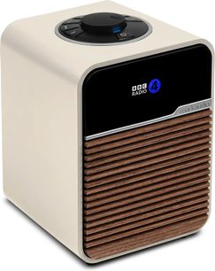 Ruark Audio R1S -pöytäradio, kerma, muovikuori, musta etupaneeli, lamellipuinen ritilä, kolmen neljäsosan näkymä