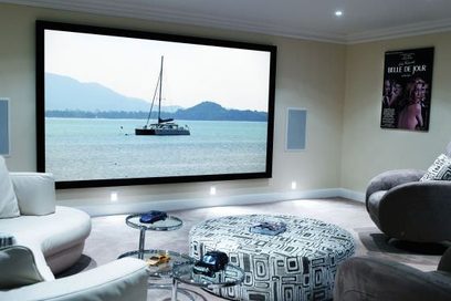 Ekran projekcyjny Screen Excellence Reference Fixed-Frame 16/9 Enlightor 4K Rf70 Hd w nowoczesnym salonie z szarą sofą