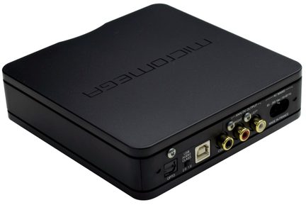 Rektangulärt svart hölje med USB-portar, ljud- och videoportar på baksidan och "Micromega"-logotyp på ovansidan