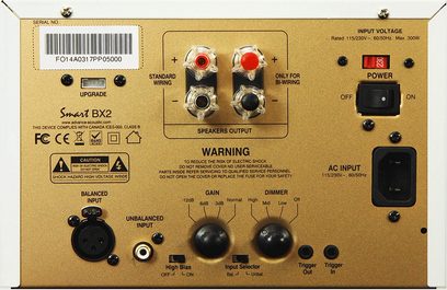 Advance Acoustic Smart BX2 hvid effektforstærker. Forgyldt frontpanel med knapper, stik og indikatorlys. Set forfra