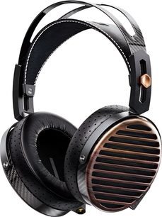 FiiO FT7 åben ledningsforbundet hi-fi hovedtelefon i sort, perforerede carbonfiberkapsler med kobberfarvet gitter og dobbelt metalbøjle på læderhovedbånd, set fra trekvart forfra