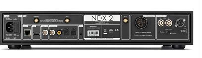 Naim Audio NDX2 ağ müzik çalar, önden görünüm, siyah ön panelde düğmeler, ekran, girişler ve beyaz logo
