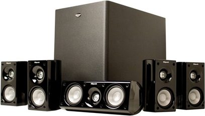Pakke med kompakte Klipsch HDT-500 højglanssorte højttalere bestående af en kubisk subwoofer og 5 satellithøjttalere
