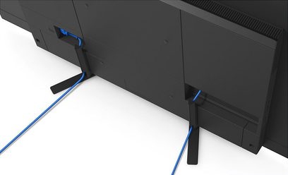 Sony KD-55AG8 TV set bagfra, med blå kabler og stik tilsluttet HDMI- og USB-portene