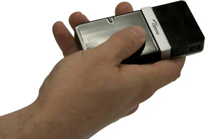 Håndholdt Optoma Pico lommevideoprojektør, set ovenfra af den rektangulære sølvfarvede enhed