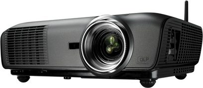 Optoma EW766W sort videoprojektor, rektangulær, rund central linse, ventilationsriste på siderne, placeret på et hvidt bord