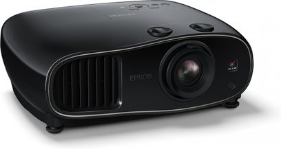 Epson EH-TW6600 sort videoprojektor, let skråt forfra, linse til venstre, ventilationsriste til højre