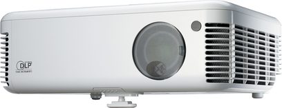 Optoma EW674 hvid projektor, set forfra, ventilationsgitter, forskudt objektiv, kontrolpanel på højre side