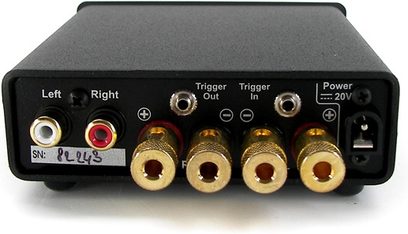 Pro-Ject Amp Box sort forstærker, bagside, RCA-stik, trigger-stik og 20V strømforsyning