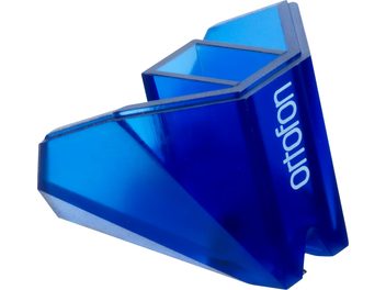 Wkładka gramofonowa Ortofon 2M Blue z niebieskim diamentem, błyszczącym kątowym korpusem i igłą diamentową na ciemnoszarym wsporniku