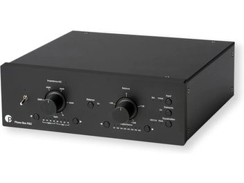 Phono předzesilovač Pro-Ject Phono Box RS2 černý, obdélníkové pouzdro se dvěma velkými knoflíky v tříčtvrtečním pohledu