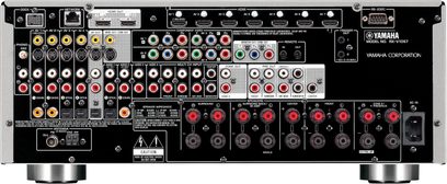 Yamaha RX-V1067 audio-video forstærker. Sort frontpanel med mange knapper, stik, indikatorer og digitalt display